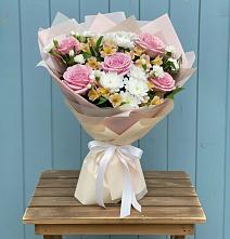 Букет цветов из:  Гвоздики, Орхидеи и Розы в Дюртюли