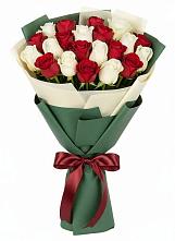 Букет Микс из красных и белых роз в Дюртюли