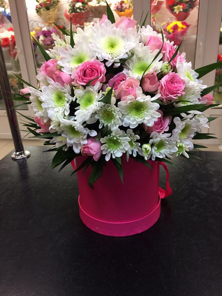 Цветочная композиция из Розы и Хризантемы в шляпной коробке в Дюртюли