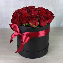 Цветочная композиция из Розы в шляпной коробке в Дюртюли