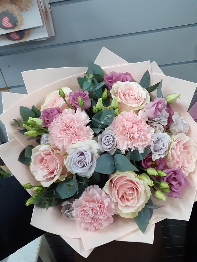 Букет цветов из: Розы, Гвоздики и Лизиантусы в Дюртюли