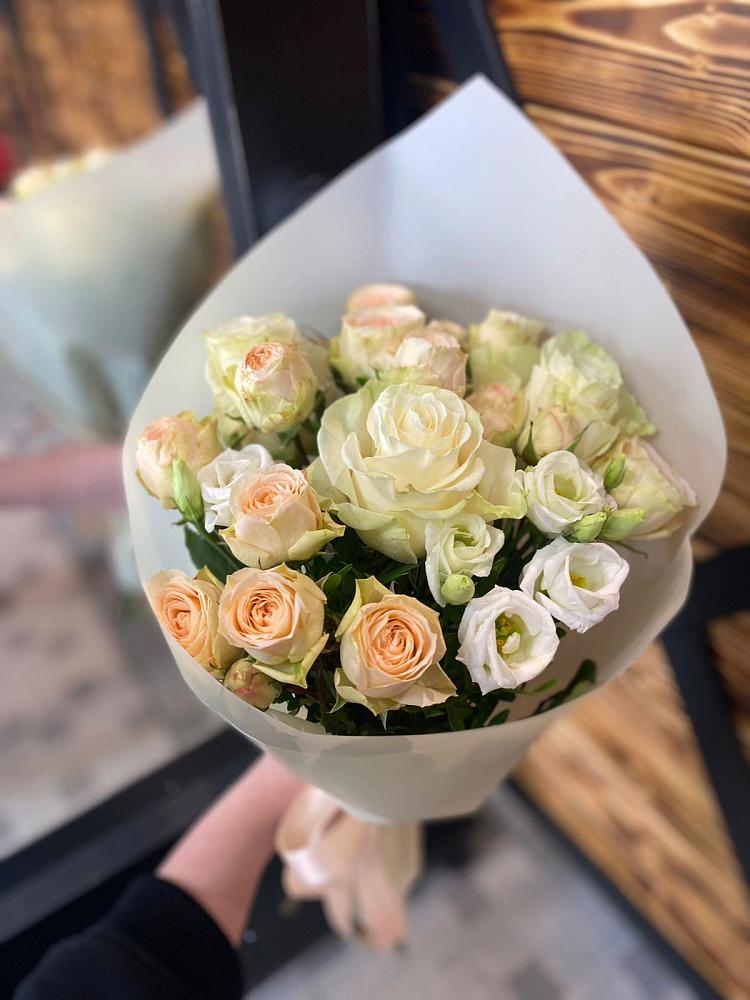 Букет цветов из: Розы и Лизиантусы в Дюртюли